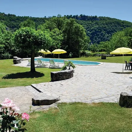 Awesome In With 2 Bedrooms And Outdoor Swimming Pool بيت للعطل